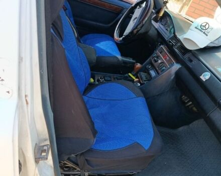 Белый Мерседес 200, объемом двигателя 2 л и пробегом 344 тыс. км за 2100 $, фото 3 на Automoto.ua