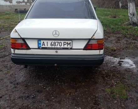 Белый Мерседес 200, объемом двигателя 2 л и пробегом 350 тыс. км за 1350 $, фото 2 на Automoto.ua