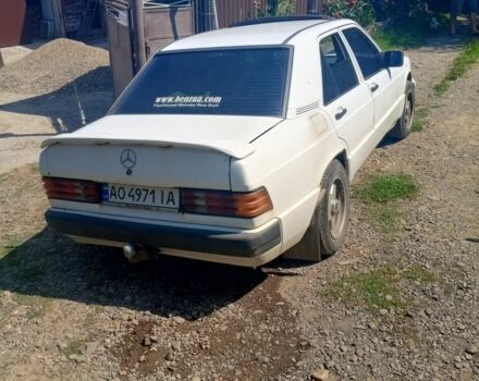 Белый Мерседес 200, объемом двигателя 2 л и пробегом 100 тыс. км за 1200 $, фото 3 на Automoto.ua
