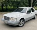Белый Мерседес 200, объемом двигателя 2 л и пробегом 300 тыс. км за 1250 $, фото 1 на Automoto.ua