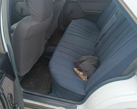 Білий Мерседес 200, об'ємом двигуна 2 л та пробігом 375 тис. км за 2100 $, фото 4 на Automoto.ua