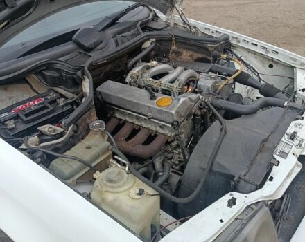 Білий Мерседес 200, об'ємом двигуна 2 л та пробігом 375 тис. км за 2100 $, фото 3 на Automoto.ua