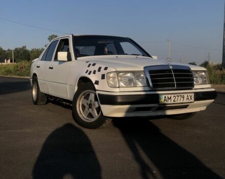 Белый Мерседес 200, объемом двигателя 2 л и пробегом 300 тыс. км за 1400 $, фото 2 на Automoto.ua