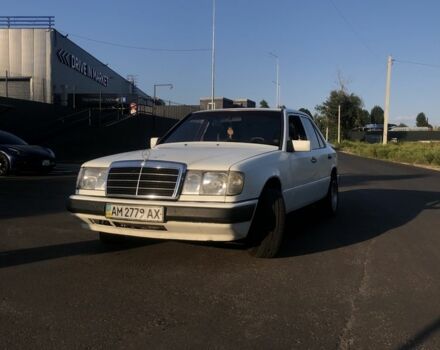 Белый Мерседес 200, объемом двигателя 2 л и пробегом 300 тыс. км за 1400 $, фото 1 на Automoto.ua