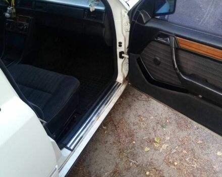 Белый Мерседес 200, объемом двигателя 2 л и пробегом 370 тыс. км за 1500 $, фото 3 на Automoto.ua