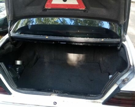 Белый Мерседес 200, объемом двигателя 2 л и пробегом 370 тыс. км за 1500 $, фото 5 на Automoto.ua