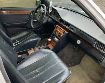 Білий Мерседес 200, об'ємом двигуна 2 л та пробігом 400 тис. км за 1200 $, фото 6 на Automoto.ua