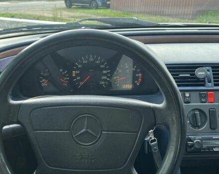 Белый Мерседес 200, объемом двигателя 2 л и пробегом 111 тыс. км за 1500 $, фото 1 на Automoto.ua
