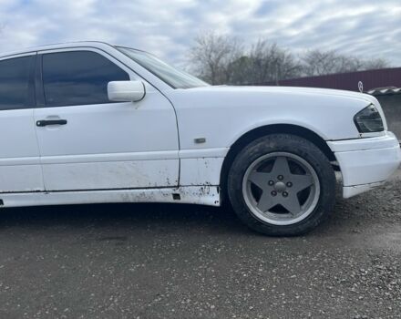 Белый Мерседес 200, объемом двигателя 2 л и пробегом 111 тыс. км за 1500 $, фото 15 на Automoto.ua