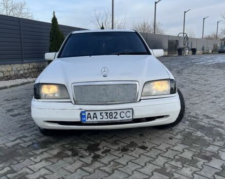 Белый Мерседес 200, объемом двигателя 2 л и пробегом 111 тыс. км за 1500 $, фото 2 на Automoto.ua