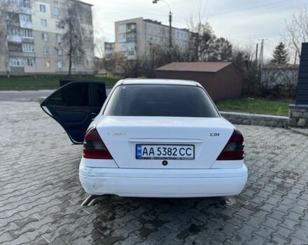 Белый Мерседес 200, объемом двигателя 2 л и пробегом 111 тыс. км за 1500 $, фото 17 на Automoto.ua