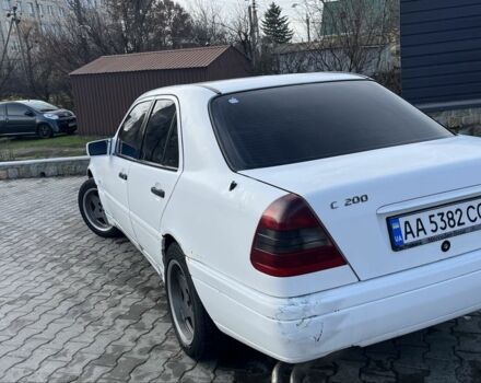 Белый Мерседес 200, объемом двигателя 2 л и пробегом 111 тыс. км за 1500 $, фото 10 на Automoto.ua