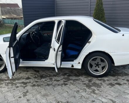 Белый Мерседес 200, объемом двигателя 2 л и пробегом 111 тыс. км за 1500 $, фото 13 на Automoto.ua