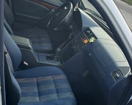 Белый Мерседес 200, объемом двигателя 2 л и пробегом 111 тыс. км за 1500 $, фото 9 на Automoto.ua