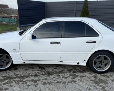 Белый Мерседес 200, объемом двигателя 2 л и пробегом 111 тыс. км за 1500 $, фото 3 на Automoto.ua