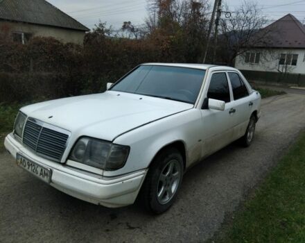 Белый Мерседес 200, объемом двигателя 2 л и пробегом 333 тыс. км за 688 $, фото 4 на Automoto.ua