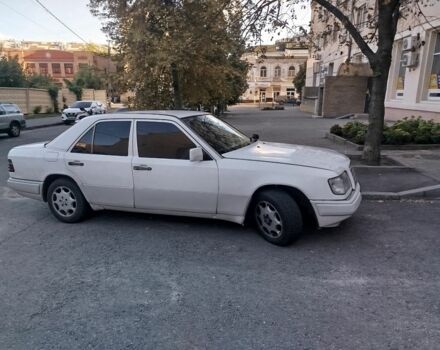 Білий Мерседес 200, об'ємом двигуна 2 л та пробігом 1000 тис. км за 3000 $, фото 1 на Automoto.ua