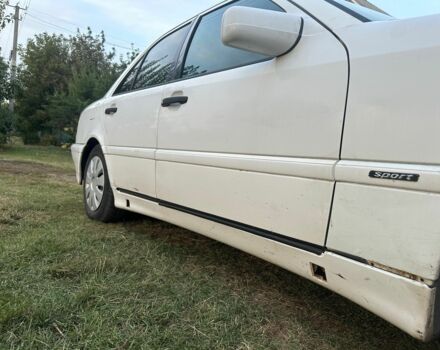 Белый Мерседес 200, объемом двигателя 2.7 л и пробегом 330 тыс. км за 1600 $, фото 5 на Automoto.ua