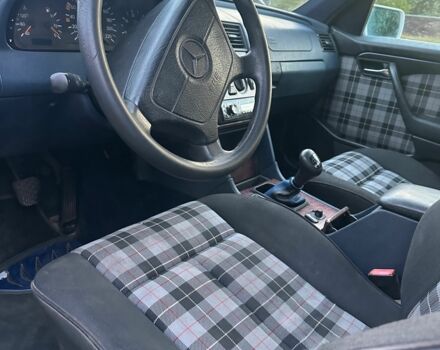 Белый Мерседес 200, объемом двигателя 2.7 л и пробегом 330 тыс. км за 1600 $, фото 2 на Automoto.ua