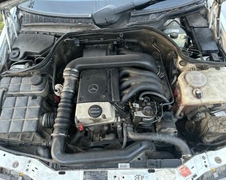 Белый Мерседес 200, объемом двигателя 2.7 л и пробегом 330 тыс. км за 1600 $, фото 1 на Automoto.ua