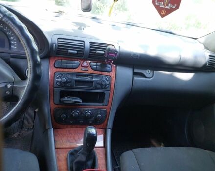 Білий Мерседес 200, об'ємом двигуна 2 л та пробігом 280 тис. км за 1894 $, фото 5 на Automoto.ua