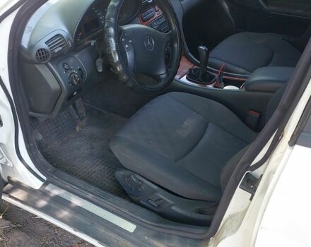 Білий Мерседес 200, об'ємом двигуна 2 л та пробігом 280 тис. км за 1894 $, фото 7 на Automoto.ua