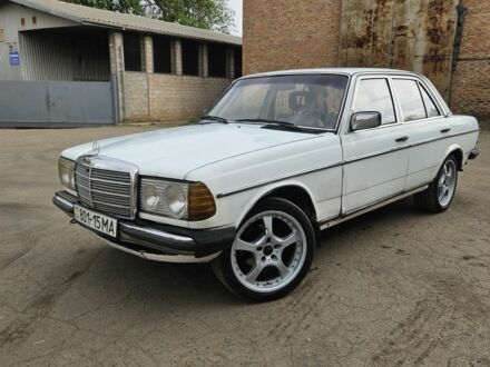 Мерседес 200 1980 в Кривом Роге на Automoto.ua Белый Мерседес 200, объемом двигателя 2 л и пробегом 450 тыс. км за 1200 $, фото 1 на Automoto.ua