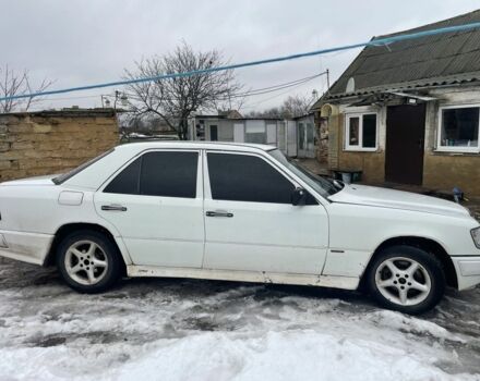 Белый Мерседес 200, объемом двигателя 2 л и пробегом 560 тыс. км за 1600 $, фото 1 на Automoto.ua