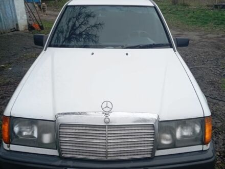 Белый Мерседес 200, объемом двигателя 2 л и пробегом 350 тыс. км за 1350 $, фото 1 на Automoto.ua