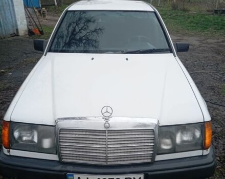 Белый Мерседес 200, объемом двигателя 2 л и пробегом 350 тыс. км за 1350 $, фото 1 на Automoto.ua