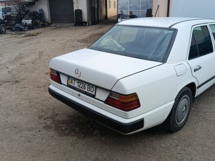 Белый Мерседес 200, объемом двигателя 2 л и пробегом 375 тыс. км за 2100 $, фото 1 на Automoto.ua