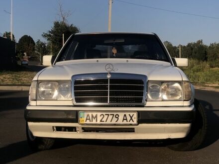 Белый Мерседес 200, объемом двигателя 2 л и пробегом 300 тыс. км за 1400 $, фото 1 на Automoto.ua