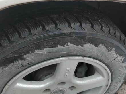 Белый Мерседес 200, объемом двигателя 2 л и пробегом 333 тыс. км за 688 $, фото 1 на Automoto.ua