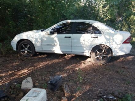 Белый Мерседес 200, объемом двигателя 2 л и пробегом 280 тыс. км за 1894 $, фото 1 на Automoto.ua