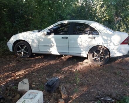 Білий Мерседес 200, об'ємом двигуна 2 л та пробігом 280 тис. км за 1894 $, фото 1 на Automoto.ua