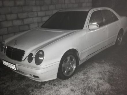 Белый Мерседес 200, объемом двигателя 2.1 л и пробегом 430 тыс. км за 2200 $, фото 1 на Automoto.ua