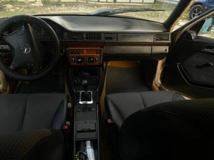 Бежевый Мерседес 200, объемом двигателя 3 л и пробегом 1000 тыс. км за 1550 $, фото 1 на Automoto.ua