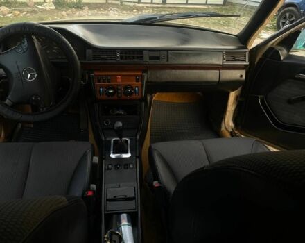 Бежевый Мерседес 200, объемом двигателя 3 л и пробегом 1000 тыс. км за 1550 $, фото 1 на Automoto.ua