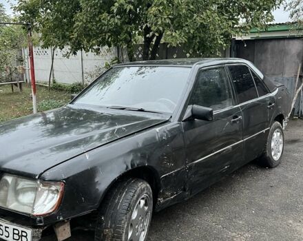 Черный Мерседес 200, объемом двигателя 2.3 л и пробегом 1000 тыс. км за 600 $, фото 1 на Automoto.ua