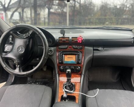 Черный Мерседес 200, объемом двигателя 2.1 л и пробегом 370 тыс. км за 3650 $, фото 5 на Automoto.ua