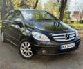 Черный Мерседес 200, объемом двигателя 2 л и пробегом 284 тыс. км за 5500 $, фото 1 на Automoto.ua