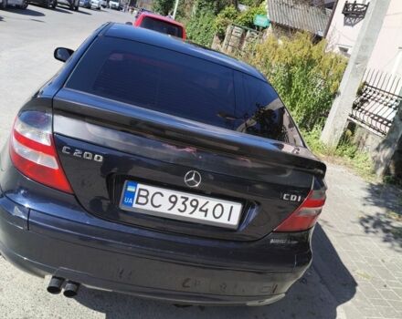 Черный Мерседес 200, объемом двигателя 2.1 л и пробегом 450 тыс. км за 3900 $, фото 4 на Automoto.ua