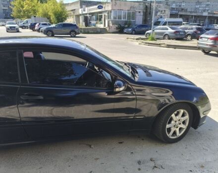 Черный Мерседес 200, объемом двигателя 2.1 л и пробегом 450 тыс. км за 3900 $, фото 1 на Automoto.ua