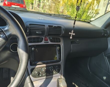 Черный Мерседес 200, объемом двигателя 2.1 л и пробегом 450 тыс. км за 3900 $, фото 7 на Automoto.ua