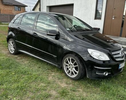 Черный Мерседес 200, объемом двигателя 2 л и пробегом 207 тыс. км за 7000 $, фото 1 на Automoto.ua