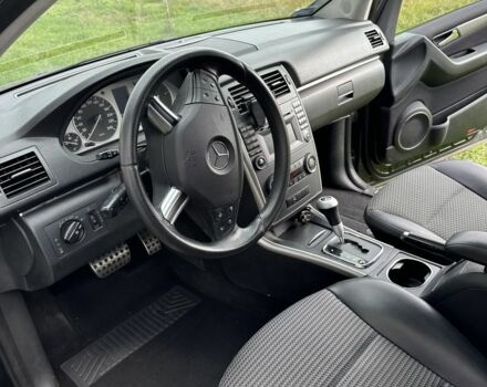 Черный Мерседес 200, объемом двигателя 2 л и пробегом 207 тыс. км за 7000 $, фото 6 на Automoto.ua