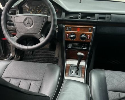 Чорний Мерседес 200, об'ємом двигуна 2 л та пробігом 458 тис. км за 4500 $, фото 4 на Automoto.ua