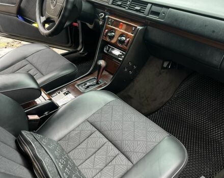 Чорний Мерседес 200, об'ємом двигуна 2 л та пробігом 458 тис. км за 4500 $, фото 5 на Automoto.ua