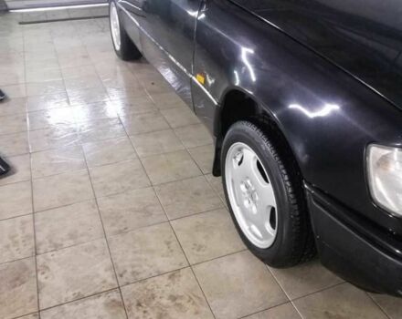 Черный Мерседес 200, объемом двигателя 2 л и пробегом 476 тыс. км за 1700 $, фото 2 на Automoto.ua