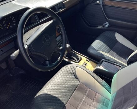 Черный Мерседес 200, объемом двигателя 2 л и пробегом 350 тыс. км за 2000 $, фото 4 на Automoto.ua